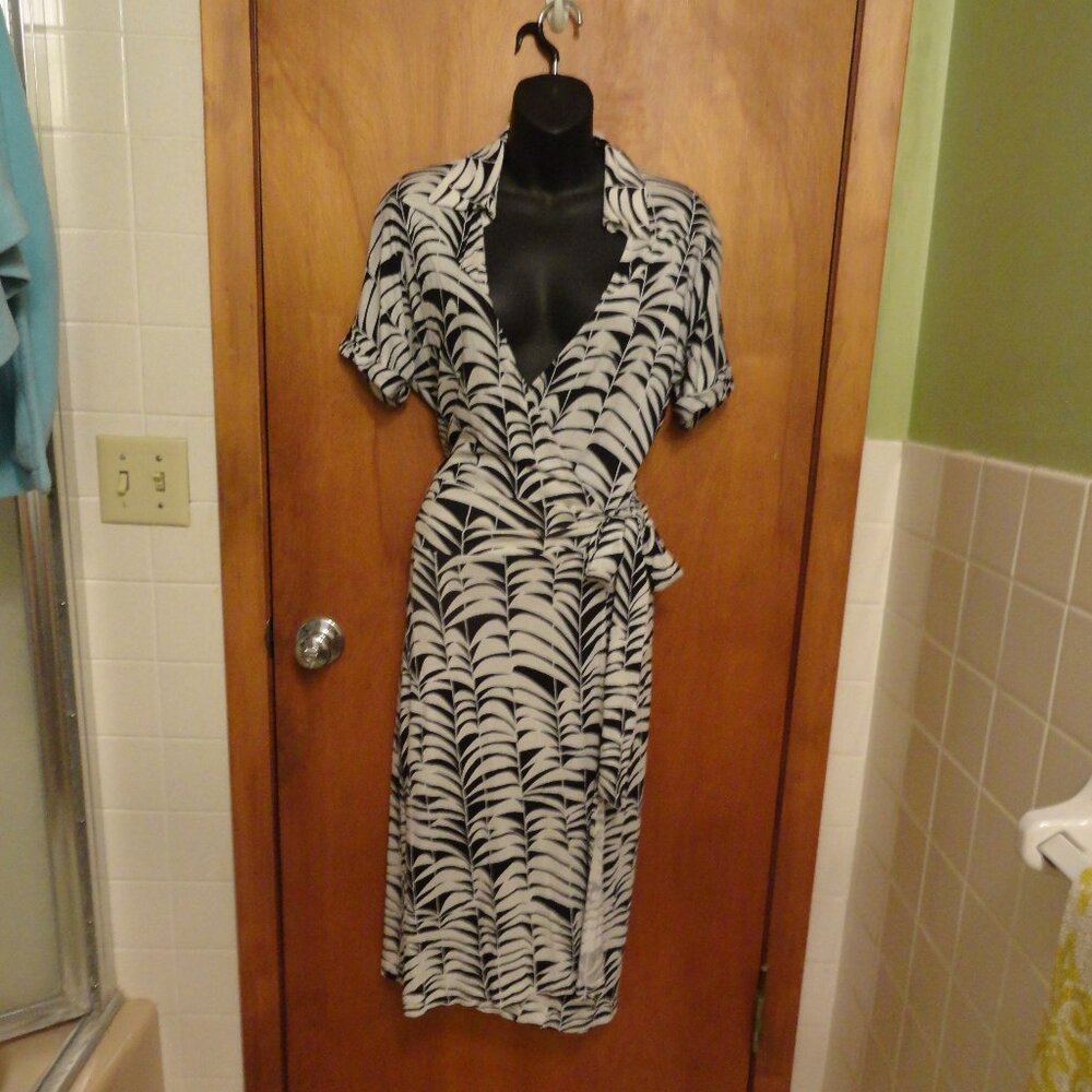 Banana Republic black white leaf print wrap dress ladies size Medium 100% Rayon